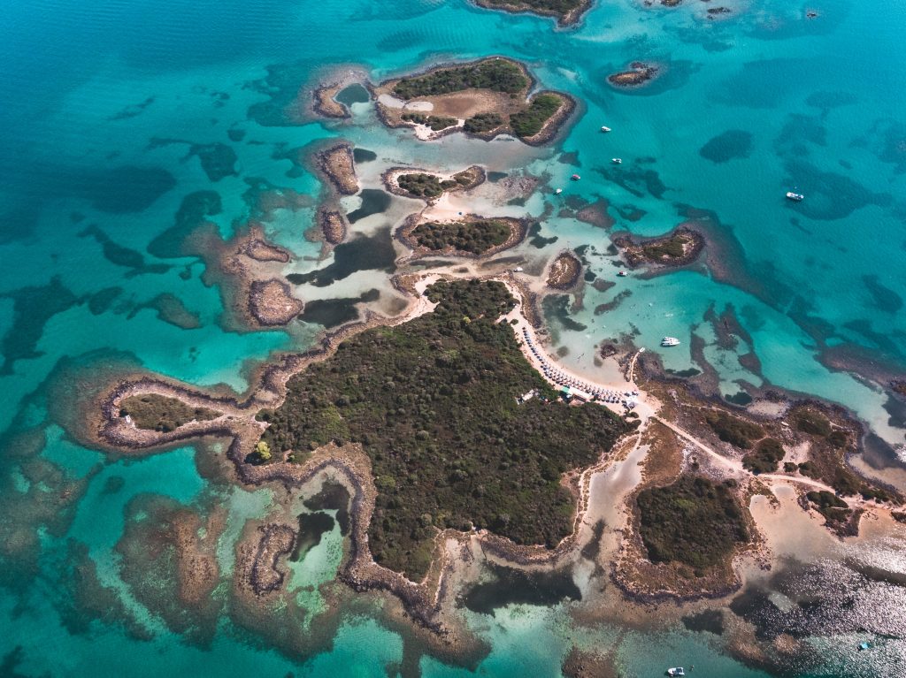 Trooppinen ranta Evian saarella