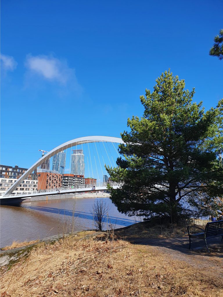 Kalasatamasta pääsee Isoisänsiltaa pitkin Mustikkamaalle.
